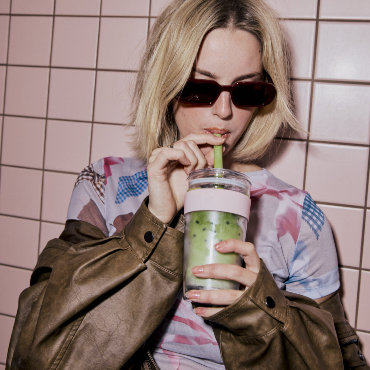 Woman in sunglasses drinking from a KeepCup Cold Cup Longplay Boba 454ml in Pashmak