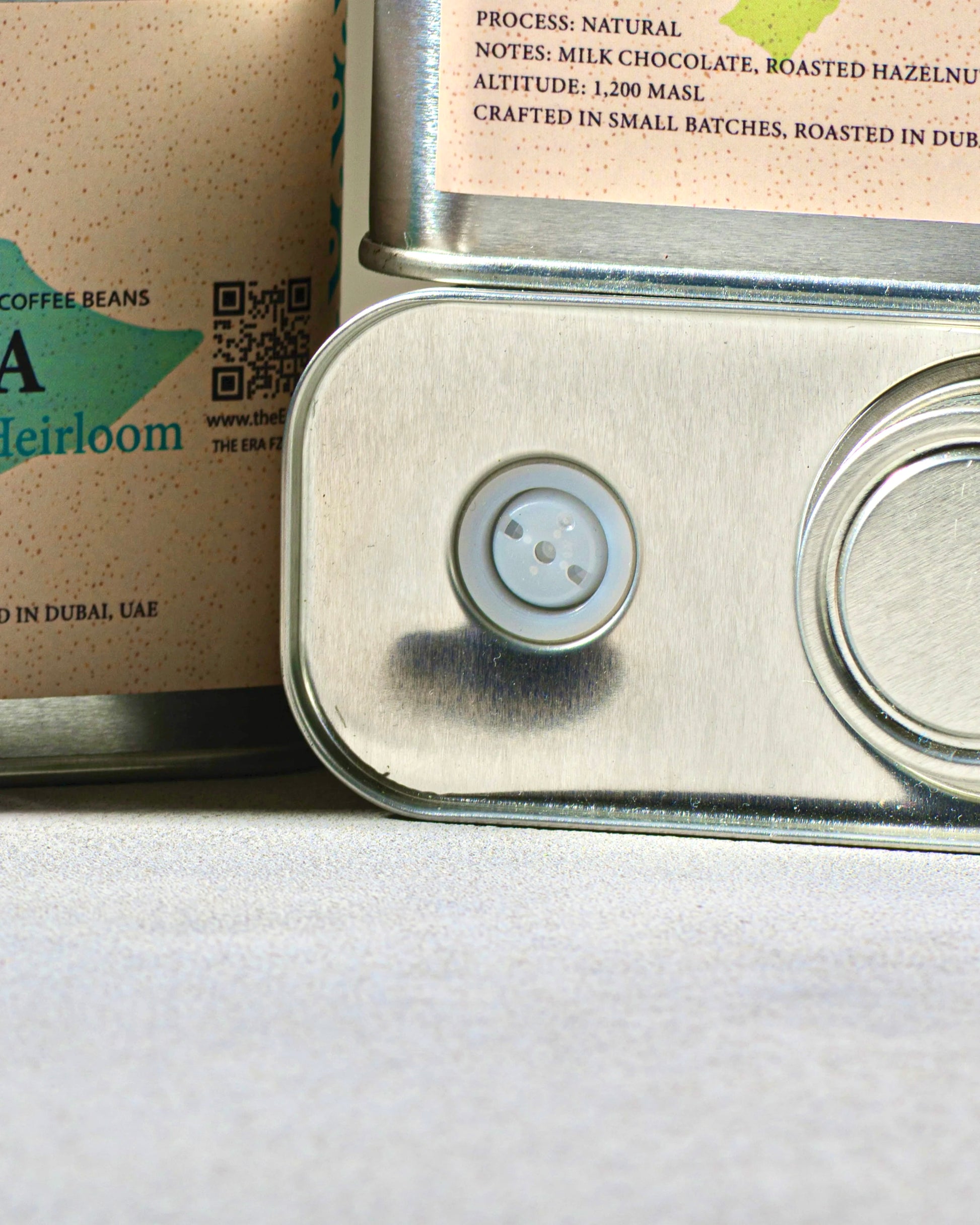 Era Beans Reserve coffee tin close-up with steel lid