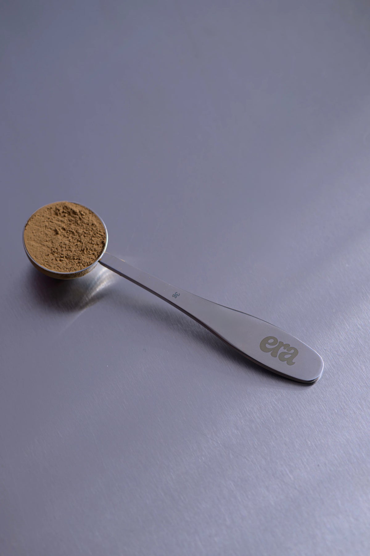 Era stainless steel scoop filled with roasted Uji hojicha powder