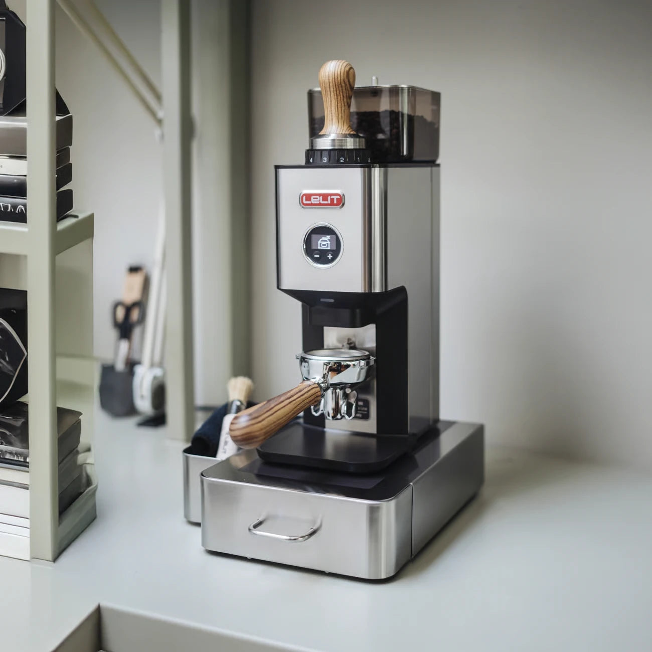 Lelit William with portafilter on the height-adjustable support - home coffee corner