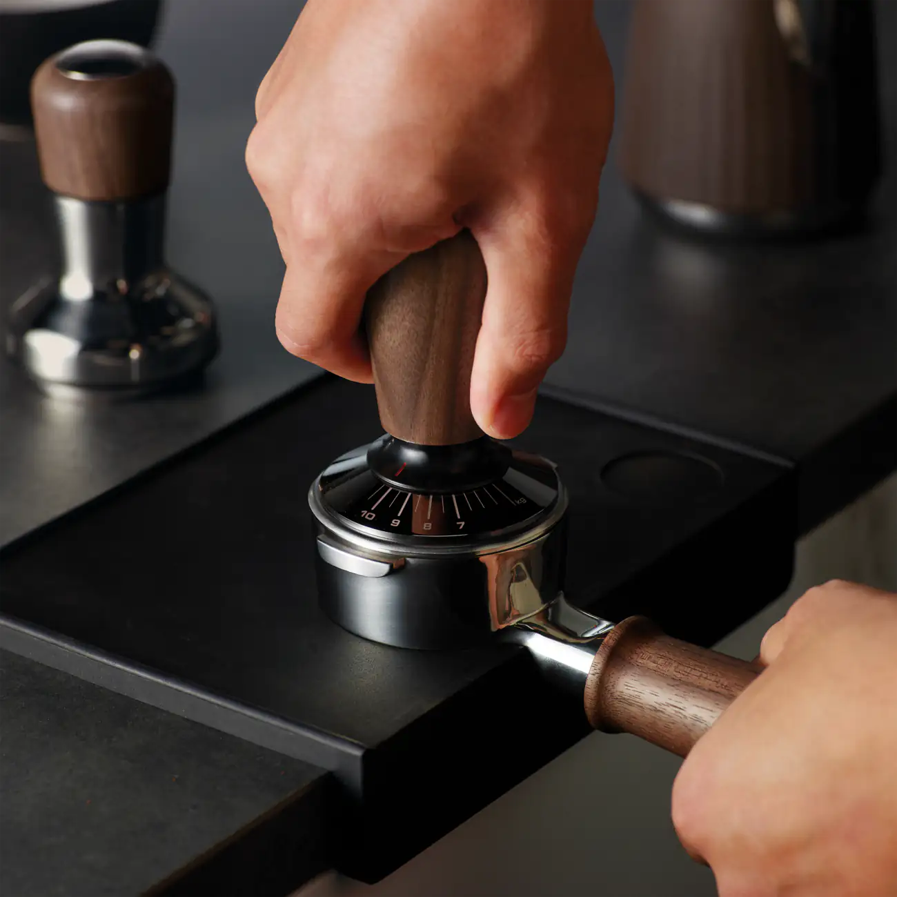 Tamping espresso grounds with the Sage Force Gauge Tamper
