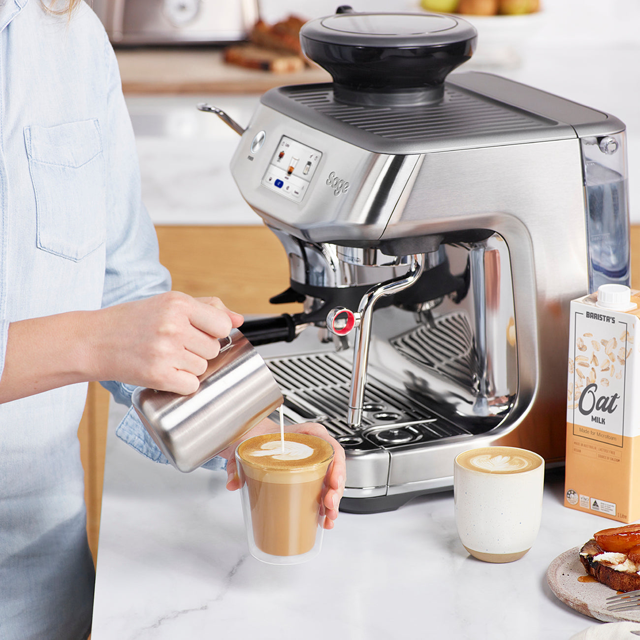 Pouring latte art with Auto MilQ microfoam
