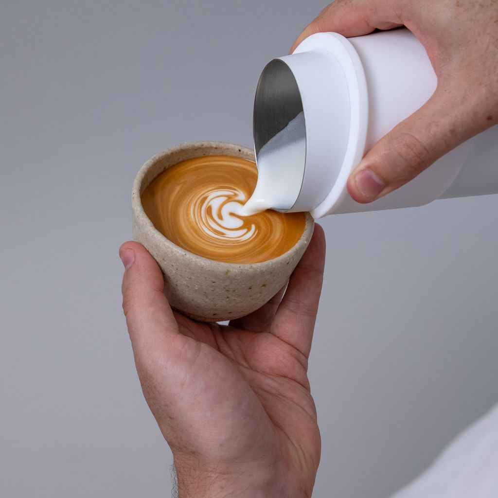 Pouring latte art with the white FlowTip handleless jug