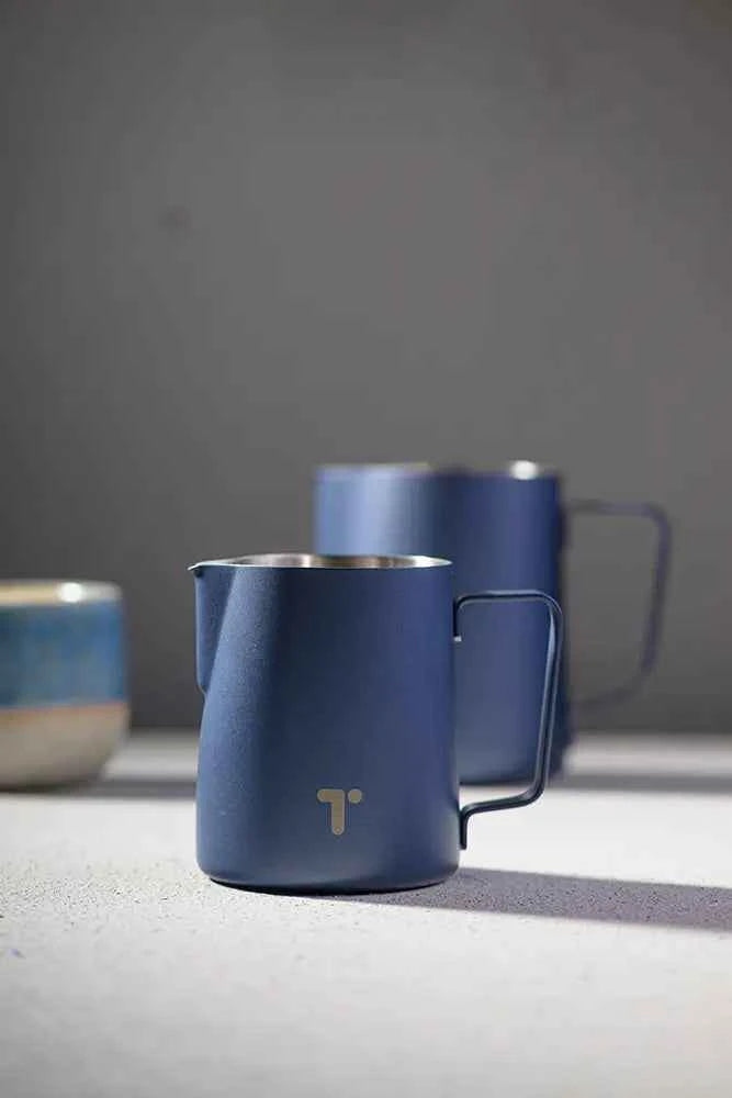 Timecore milk pitcher Midnight Steel - side view