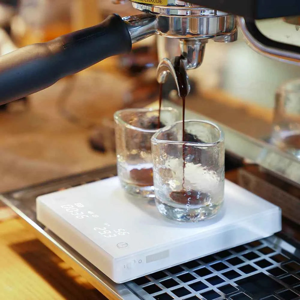 Espresso extraction on white TIMEMORE Basic 2.0 scale